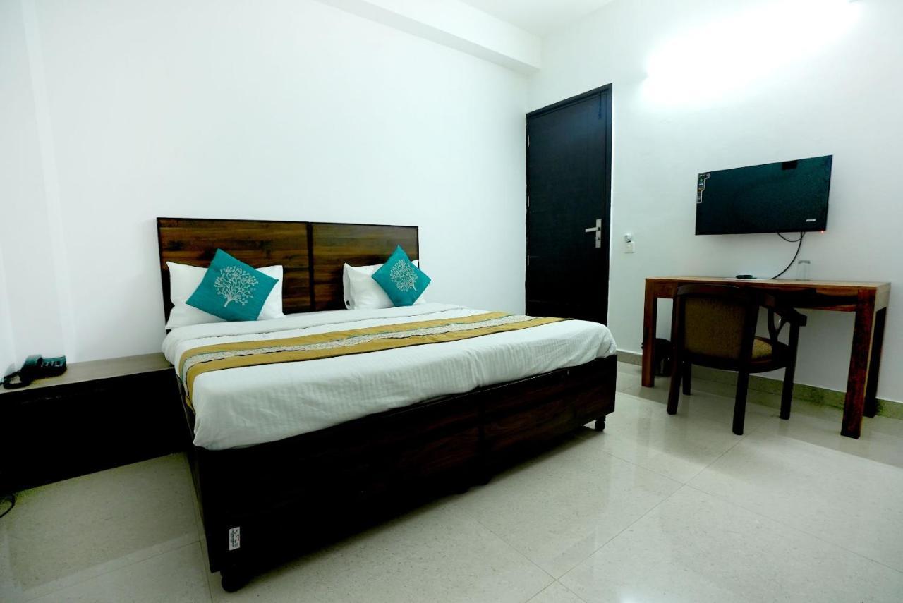 Gupta Residency Near Ajnara Heritage Noida Buitenkant foto